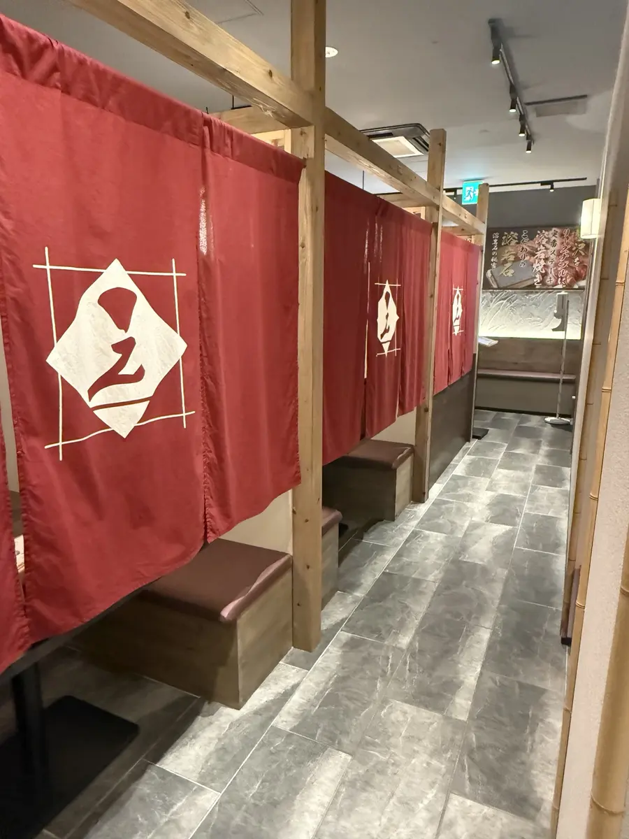 赤い暖簾が並ぶ店内通路